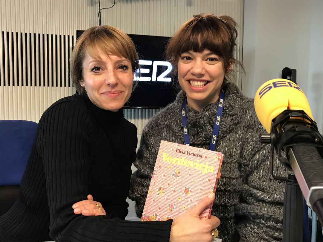 Macarena Berlín junto a Elisa Victoria. Macarena Berlín junto a Elisa Victoria.