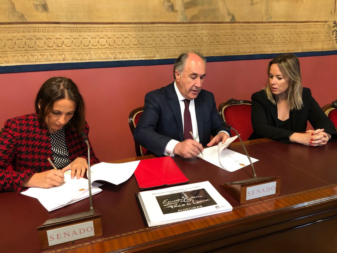 El alcalde de Algeciras junto a las hijas de Paco de Lucía, durante la rúbrica del convenio para ña creaciçon del Centro de Interpretación del artista algecireño. El alcalde de Algeciras junto a las hijas de Paco de Lucía, durante la rúbrica del convenio para ña creaciçon del Centro de Interpretación del artista algecireño.