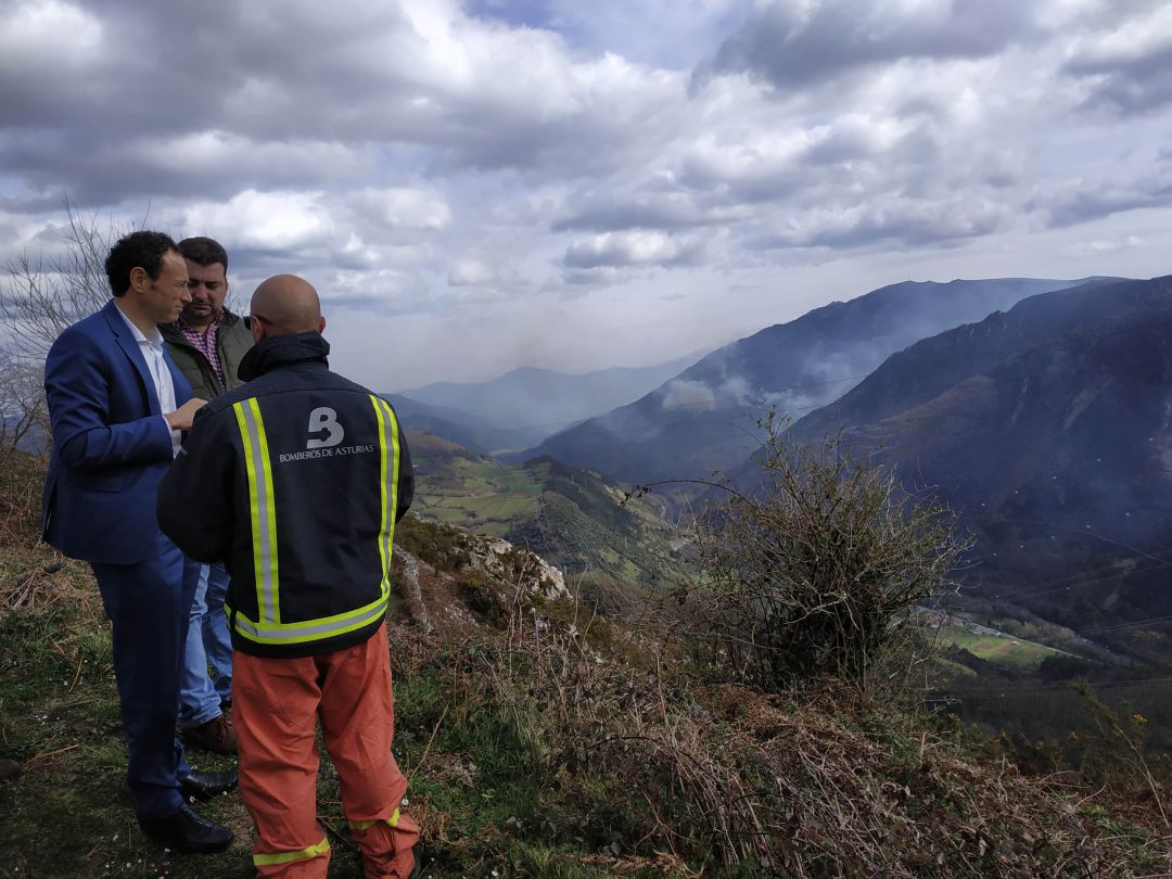 El consejero de Presidencia, Guillermo Martínez observa con personal de Bomberos de Asturias parte de la superficie afectada por el incendio forestal de Salas, uno de los que permanecen activos y de los que más preocupan. El consejero de Presidencia, Guillermo Martínez observa con personal de Bomberos de Asturias parte de la superficie afectada por el incendio forestal de Salas, uno de los que permanecen activos y de los que más preocupan.