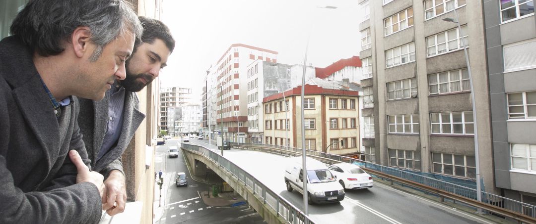 Xulio Ferreiro y Xiao Varela miran desde una vivienda el viaducto de la Ronda de Nelle Xulio Ferreiro y Xiao Varela miran desde una vivienda el viaducto de la Ronda de Nelle