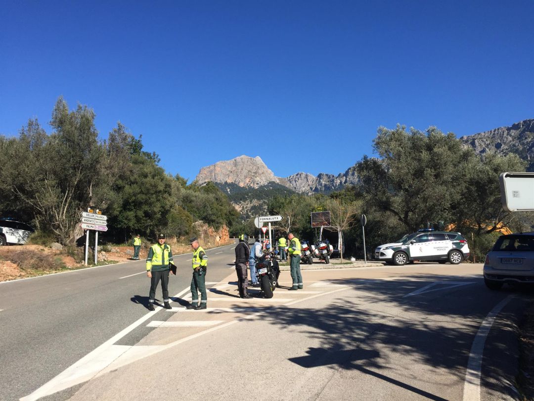 El Consell de Mallorca y la DGT controlan el ruido de motocicletas en la Serra de Tramuntana El Consell de Mallorca y la DGT controlan el ruido de motocicletas en la Serra de Tramuntana