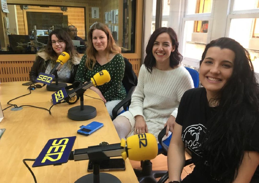 Anna Gil Wittke, en los estudios de Radio Murcia, acompañada de varias de sus alumnas Anna Gil Wittke, en los estudios de Radio Murcia, acompañada de varias de sus alumnas