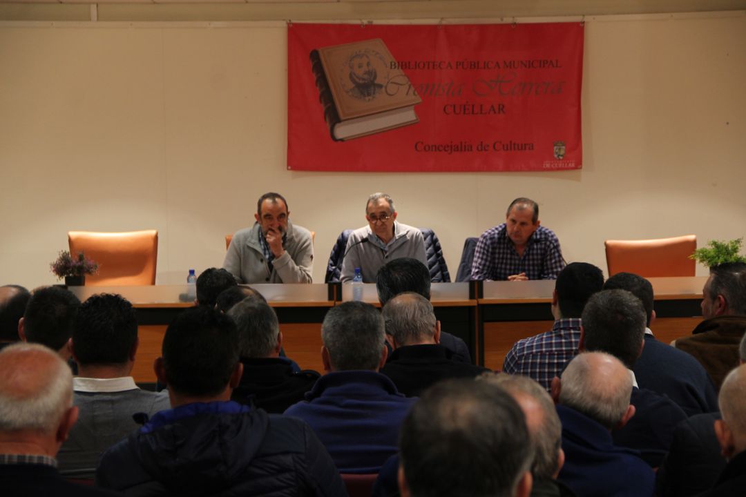 Representantes de la candidatura 'Amigos de ACOR' presenta sus propuestas ante los agricultores de Cuéllar Representantes de la candidatura 'Amigos de ACOR' presenta sus propuestas ante los agricultores de Cuéllar