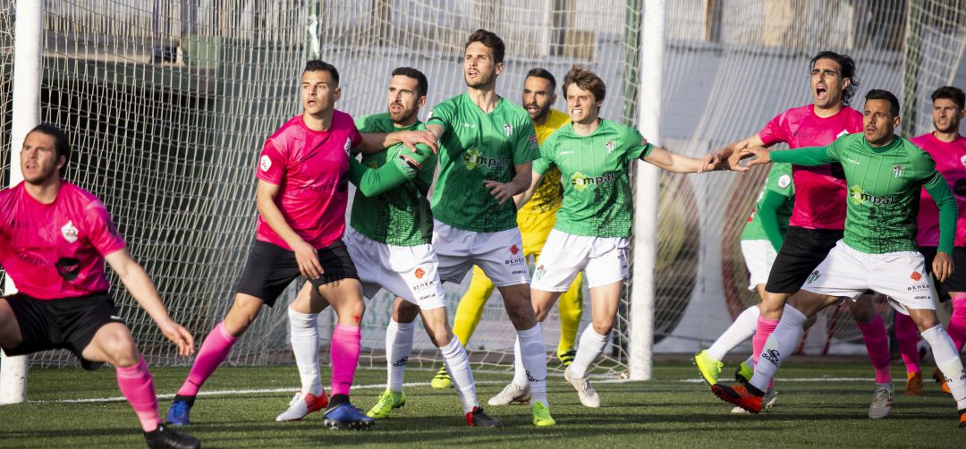 Los jugadores de la UD Sanse y del Guijuelo luchan en un córner Los jugadores de la UD Sanse y del Guijuelo luchan en un córner