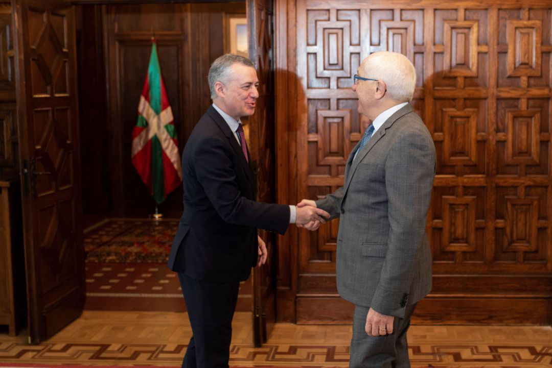 Iñigo Urkullu estrecha la mano al presidente de la mancomunidad de Iparralde y alcalde de Bayona, Jean-René Echegararay Iñigo Urkullu estrecha la mano al presidente de la mancomunidad de Iparralde y alcalde de Bayona, Jean-René Echegararay