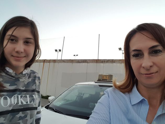 Amalia, junto a su hija de 12 años Amalia, junto a su hija de 12 años