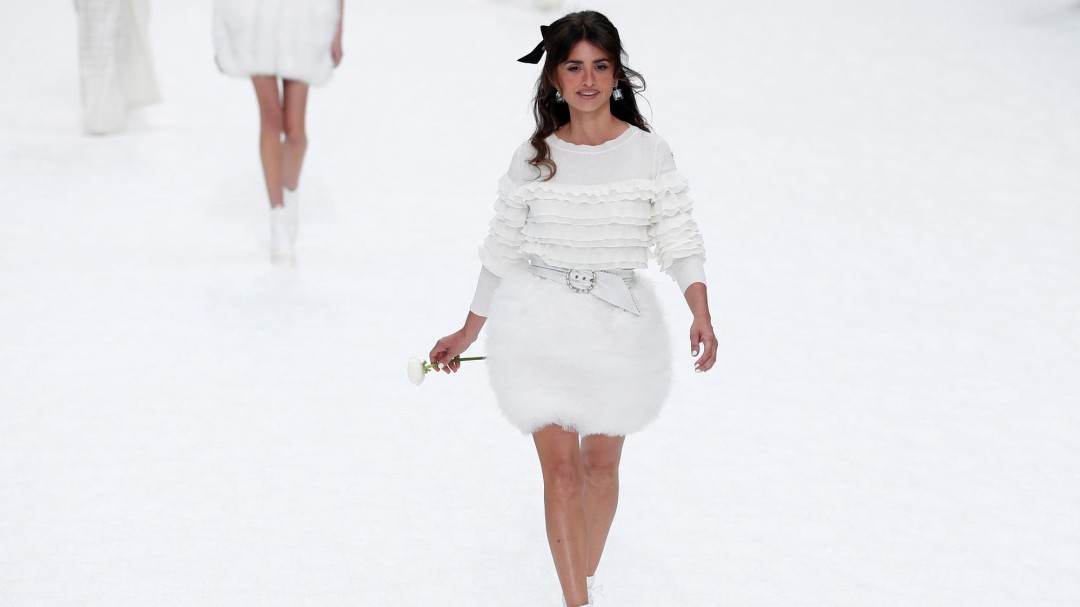 Penélope Cruz desfila en la despedida a Karl Lagerfeld