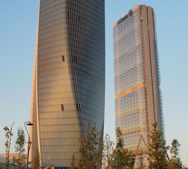 A la derecha la Torre Allianz (209m), diseñada por Arata Isozaki. A la derecha la Torre Allianz (209m), diseñada por Arata Isozaki.