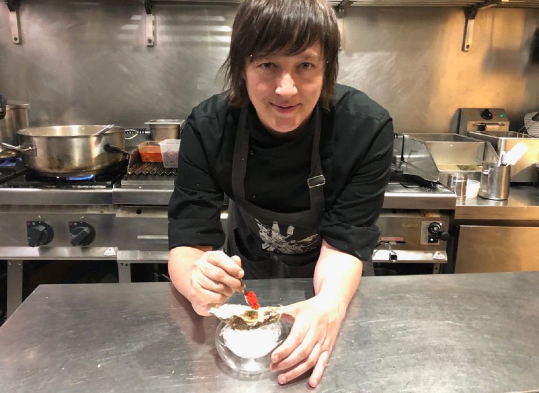 Rebeca Hernández, en la cocina de La Berenjena (y sin gorro para la foto). Rebeca Hernández, en la cocina de La Berenjena (y sin gorro para la foto).