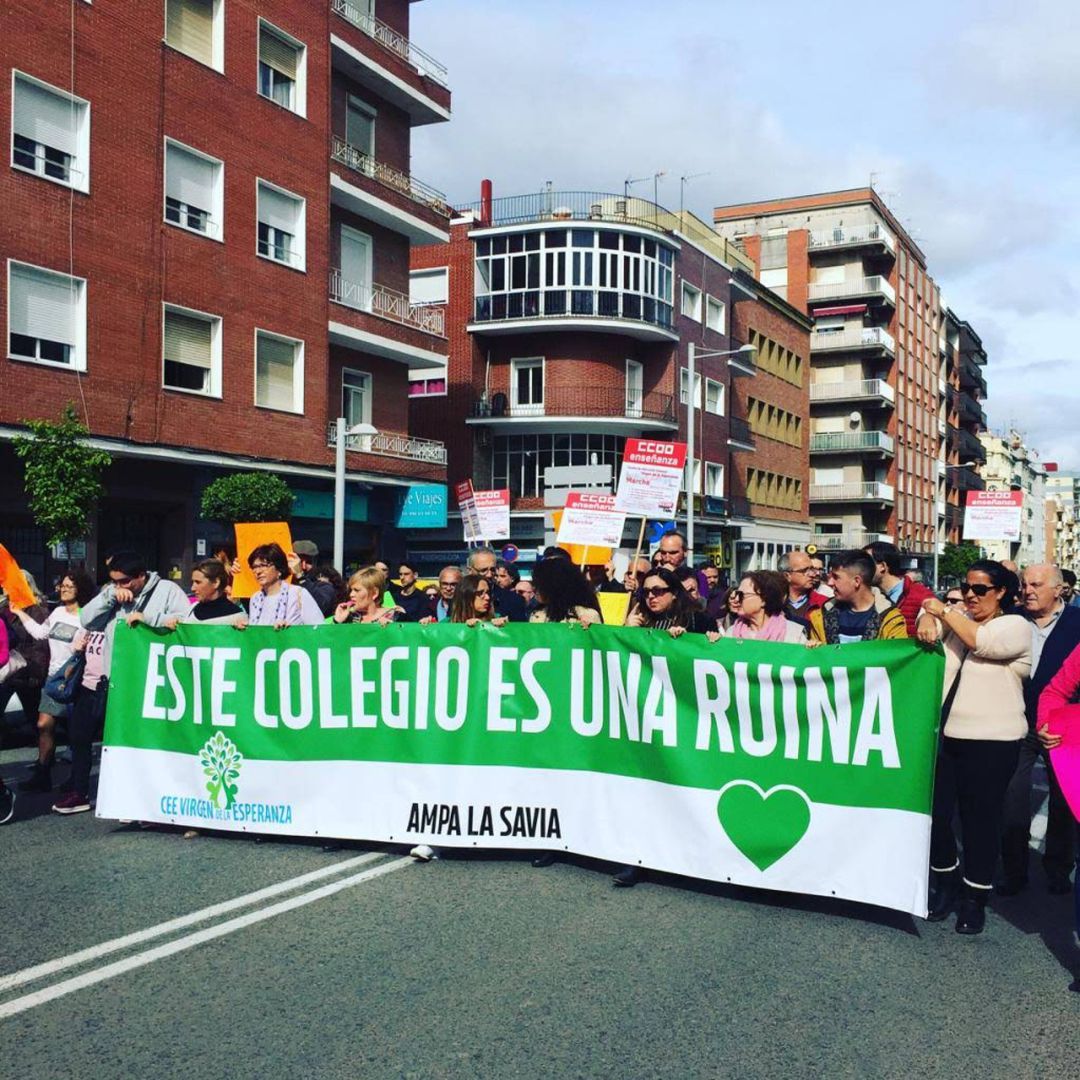 Un momento de la manifestación por el arreglo del Colegio de Educación Especial Virgen de la Esperanza. Un momento de la manifestación por el arreglo del Colegio de Educación Especial Virgen de la Esperanza.