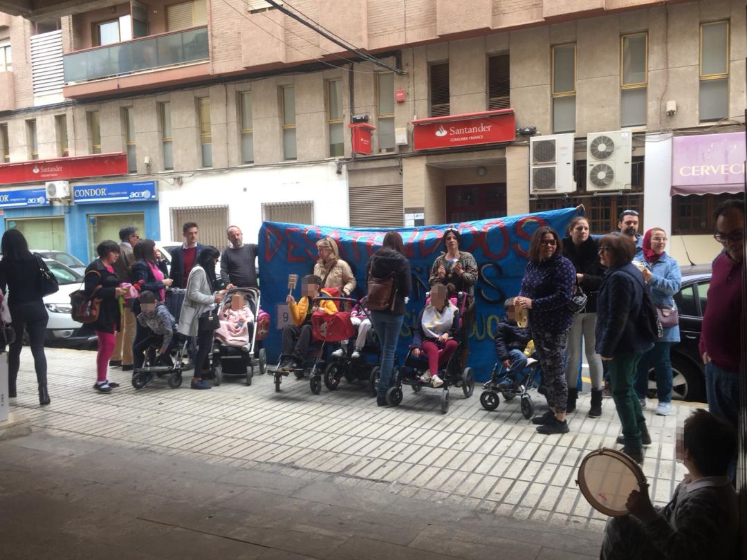 Protesta ante las puertas de la delegación territorial de Educación en Alicante Protesta ante las puertas de la delegación territorial de Educación en Alicante