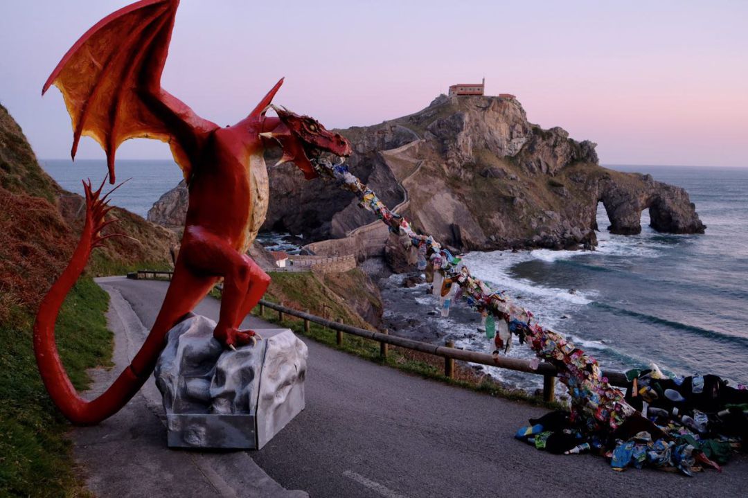 Greenpeace instala un dragón en Gaztelugatxe para protestar por los plásticos Greenpeace instala un dragón en Gaztelugatxe para protestar por los plásticos