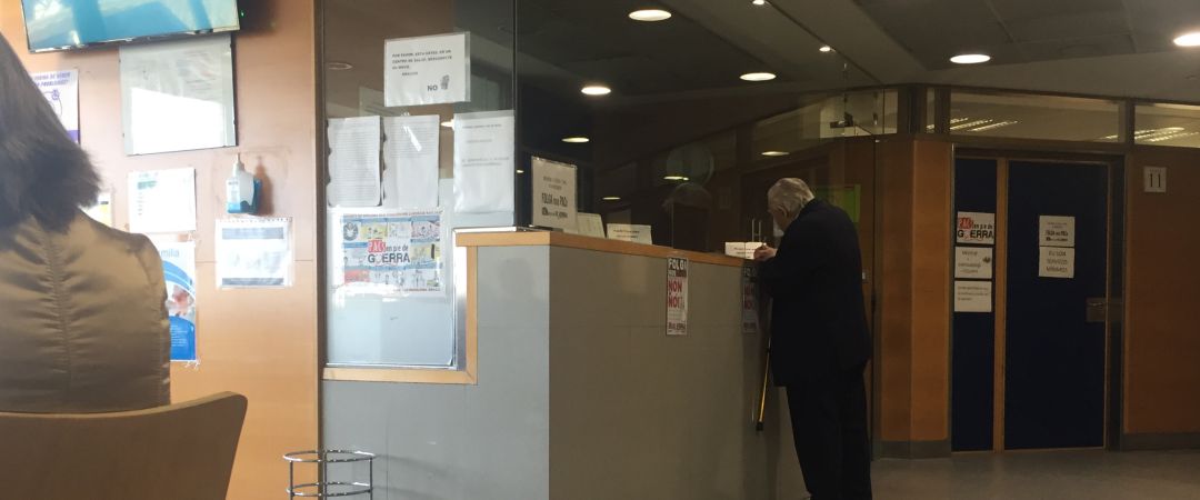 Una persona en un mostrador del Punto de Atención Continuada de la Casa del Mar Una persona en un mostrador del Punto de Atención Continuada de la Casa del Mar