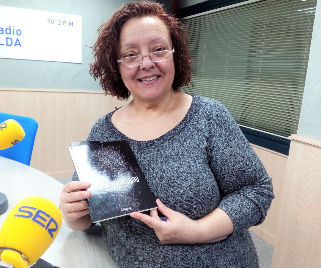 Remedios Gras, autora de "Simple Humanidad" en el estudio de Radio Elda Remedios Gras, autora de "Simple Humanidad" en el estudio de Radio Elda
