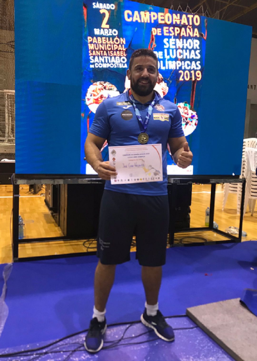 José Cuba tras recibilo premio José Cuba tras recibilo premio