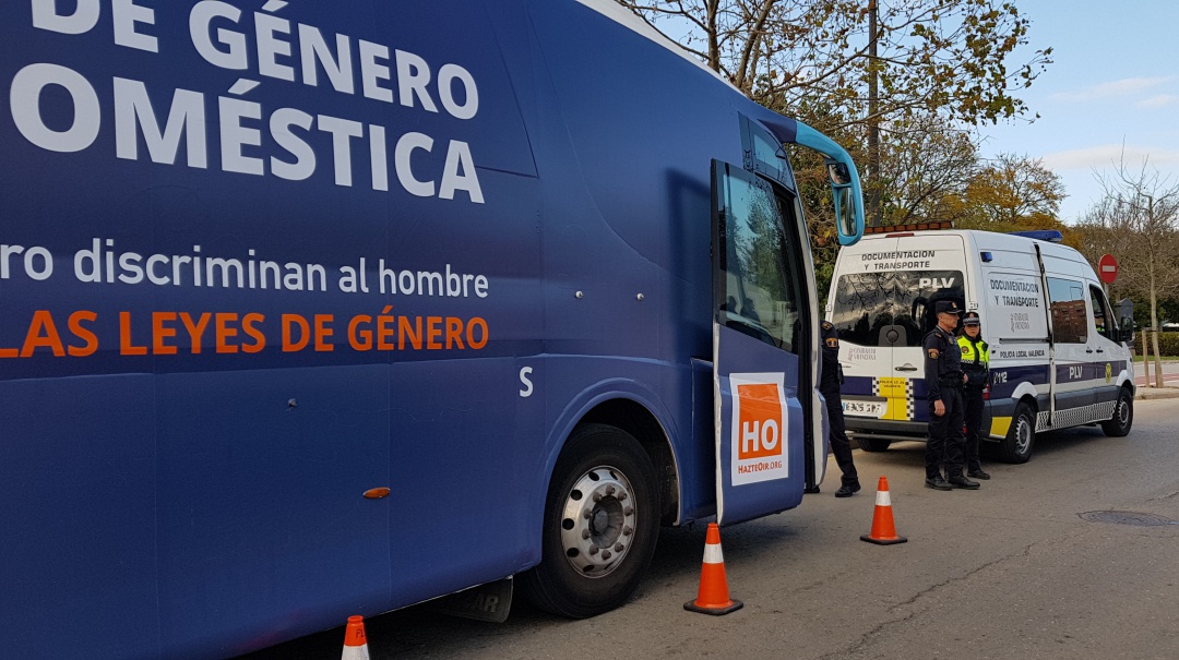 La Policía Local de Valencia inmoviliza el autobús de HazteOir La Policía Local de Valencia inmoviliza el autobús de HazteOir