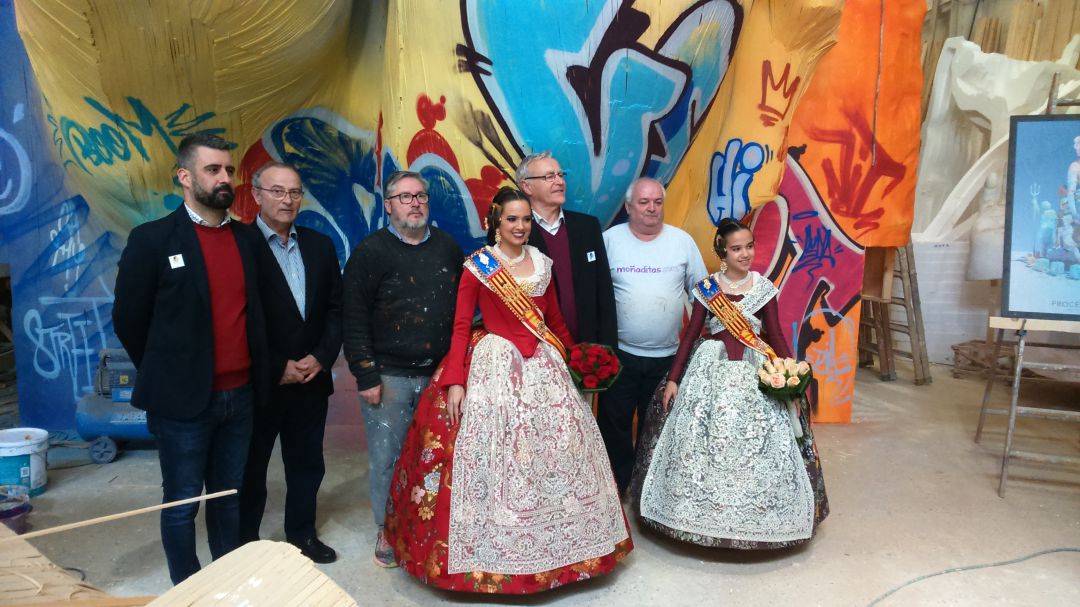 El alcalde y el concejal Pere Fuset han visitado, junto a las Falleras Mayores de València, diferentes talleres falleros El alcalde y el concejal Pere Fuset han visitado, junto a las Falleras Mayores de València, diferentes talleres falleros