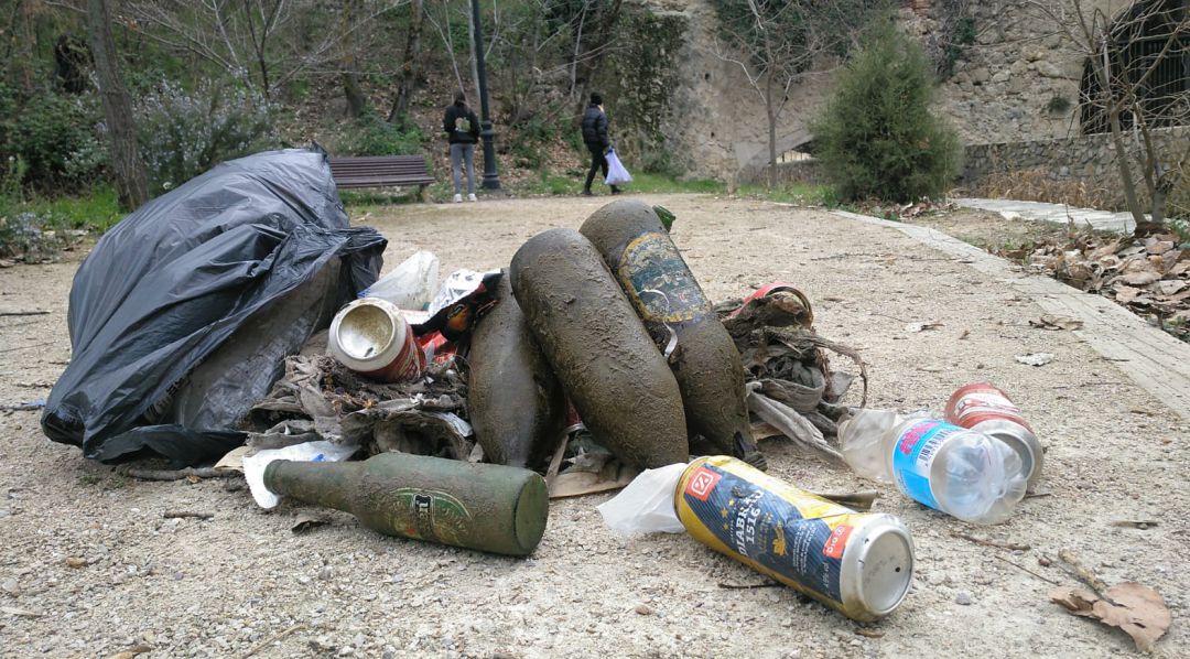 Basura recogida en el entorno de la desembocadura del río Huécar en Cuenca. Basura recogida en el entorno de la desembocadura del río Huécar en Cuenca.