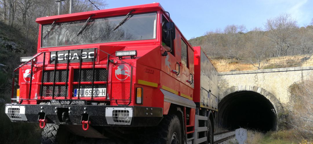 Este Pegaso del año 1994 tiene unas dimensiones 2,76 x 2,40 x 6,66 metros, es de doble cabina y perteneció al cuerpo de bomberos de Castilla-La Mancha Este Pegaso del año 1994 tiene unas dimensiones 2,76 x 2,40 x 6,66 metros, es de doble cabina y perteneció al cuerpo de bomberos de Castilla-La Mancha