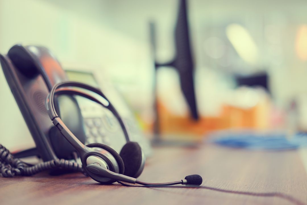 Teléfono en un 'call center' de servicios de atención al cliente Teléfono en un 'call center' de servicios de atención al cliente