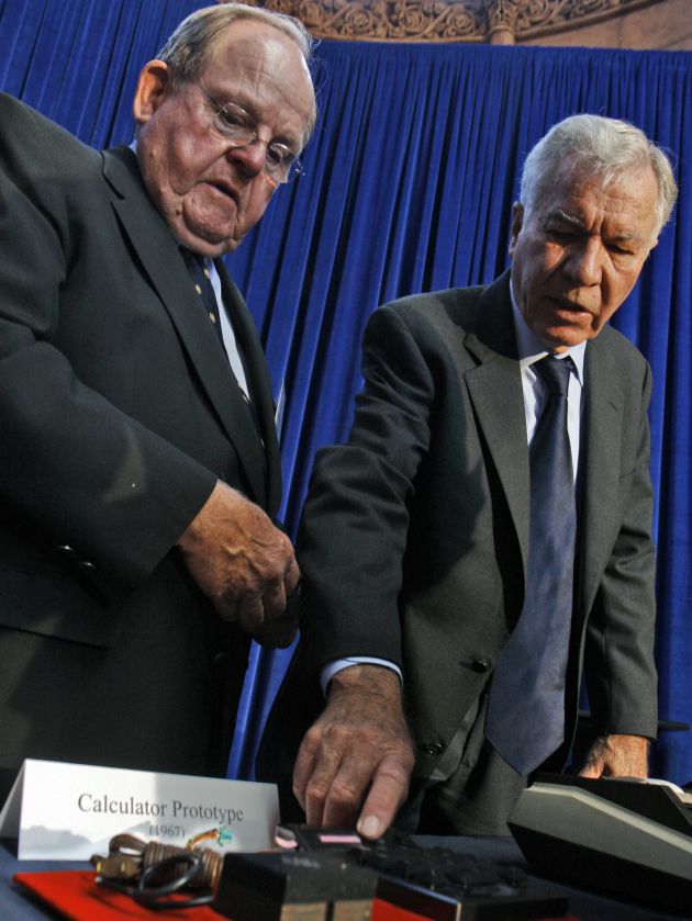 Jerry Merryman y James Van Tassel junto al prototipo de calculadora moderna. Jerry Merryman y James Van Tassel junto al prototipo de calculadora moderna.