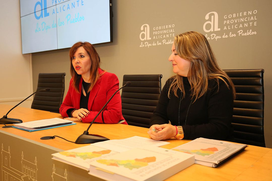 La diputada de Igualdad, Mercedes Alonso (i), junto a la directora del estudio sobre Igualdad de la UNED de Denia, Raquel Martí (d). La diputada de Igualdad, Mercedes Alonso (i), junto a la directora del estudio sobre Igualdad de la UNED de Denia, Raquel Martí (d).