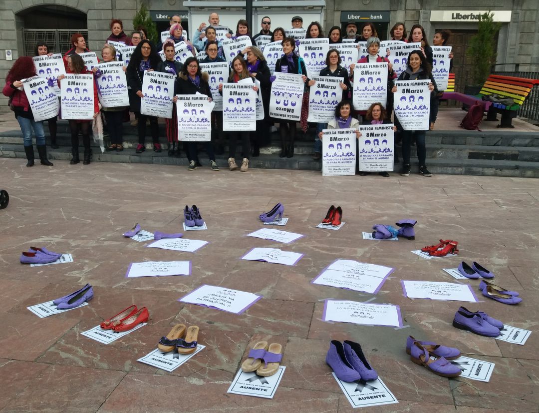 El Movimiento Asturies 8M en la presentación de las actividades de la huelga feminista del Día Internacional de la Mujer, en la plaza de la Escandalera de Oviedo. El Movimiento Asturies 8M en la presentación de las actividades de la huelga feminista del Día Internacional de la Mujer, en la plaza de la Escandalera de Oviedo.