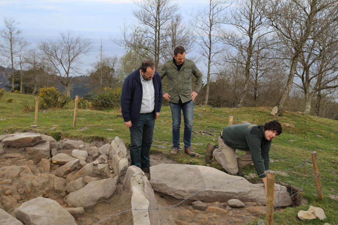 El alcalde de Hondarribia, Txomin Sagarzazu, observa el hallazgo arqueológico mostrado hoy por arqueólogos de Aranzadi. El alcalde de Hondarribia, Txomin Sagarzazu, observa el hallazgo arqueológico mostrado hoy por arqueólogos de Aranzadi.