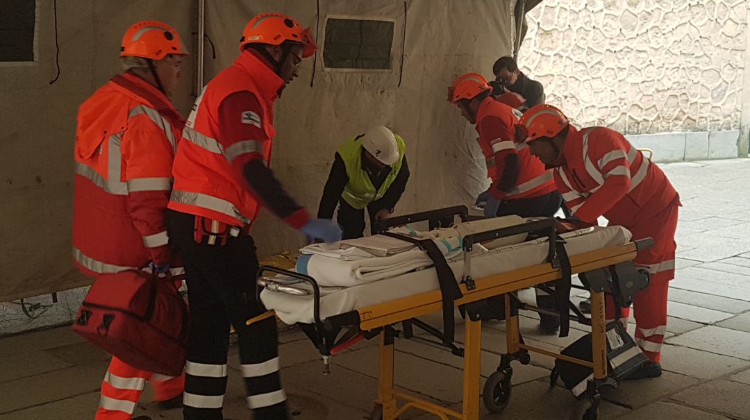 Operarios del 112 atienden a uno de los heridos durante el simulacro de incendio del Alcázar de Segovia Operarios del 112 atienden a uno de los heridos durante el simulacro de incendio del Alcázar de Segovia