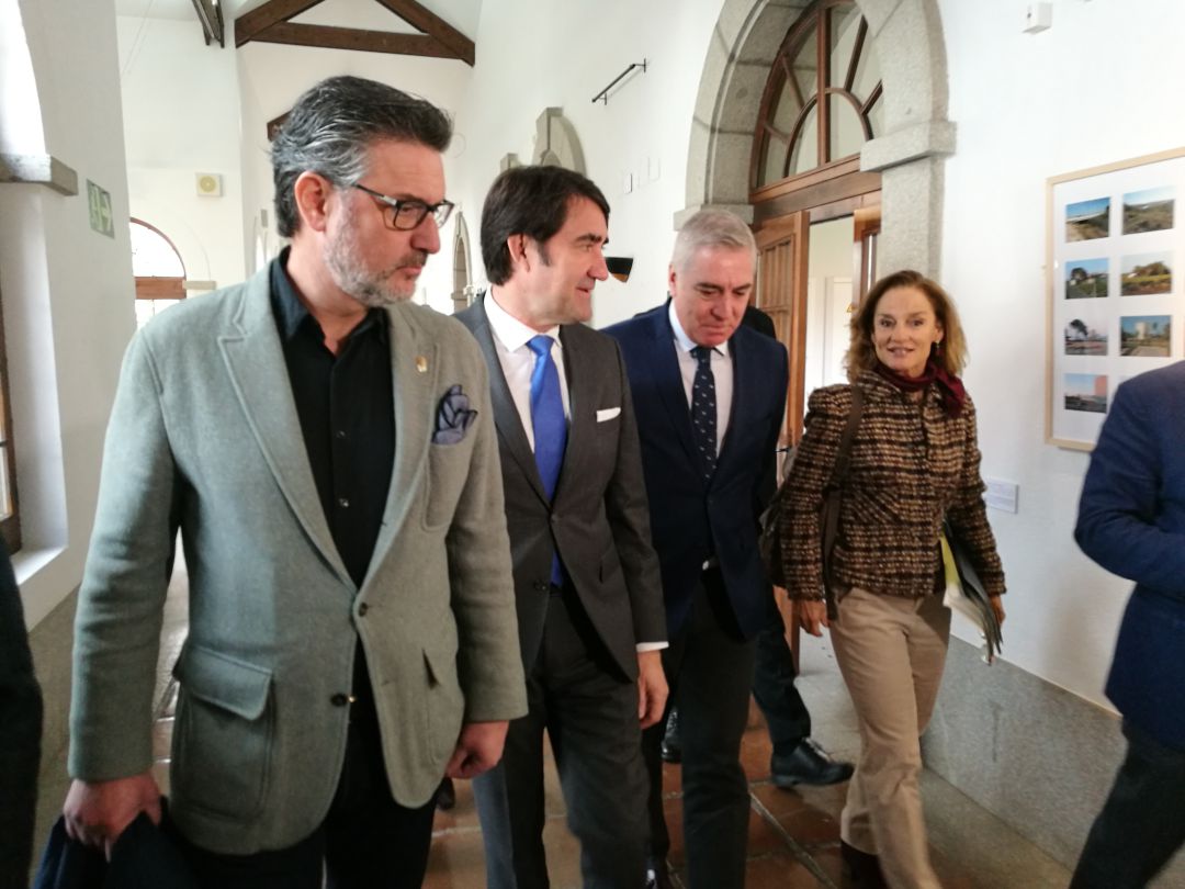 José Luis Vázquez (i) alcalde de La Granja junto al consejero de Medio ambiente Suárez Quiñones y el viceconsejero de Madrid Pablo Lezcano a su llegada al CENEAM de Valsaín José Luis Vázquez (i) alcalde de La Granja junto al consejero de Medio ambiente Suárez Quiñones y el viceconsejero de Madrid Pablo Lezcano a su llegada al CENEAM de Valsaín