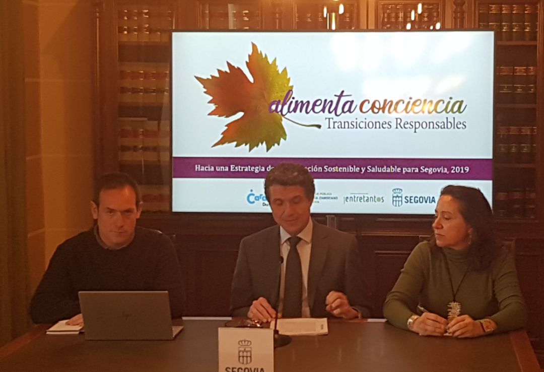 El concejal del Ayuntamiento de Segovia, Andrés Torquemada, junto a representantes de la UVa y la Fundación Entretantos El concejal del Ayuntamiento de Segovia, Andrés Torquemada, junto a representantes de la UVa y la Fundación Entretantos