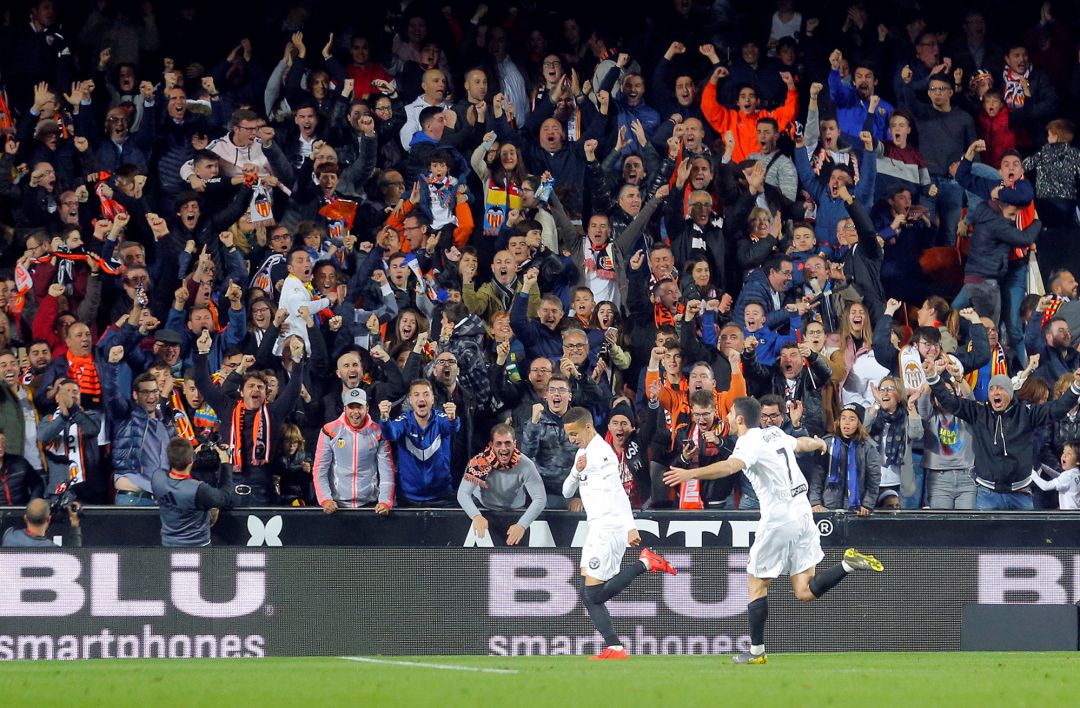Soccer Football - Copa Del Rey - Semi Final Second Leg - Valencia v Real Betis - Mestalla, Valencia, Spain - February 28, 2019 Valencia's Rodrigo celebrates scoring their first goal with team mates REUTERSHeino Kalis Soccer Football - Copa Del Rey - Semi Final Second Leg - Valencia v Real Betis - Mestalla, Valencia, Spain - February 28, 2019 Valencia's Rodrigo celebrates scoring their first goal with team mates REUTERSHeino Kalis