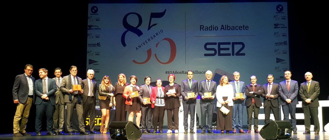 Foto de familia con los reconocidos en el 85 aniversario de Radio Albacete Foto de familia con los reconocidos en el 85 aniversario de Radio Albacete