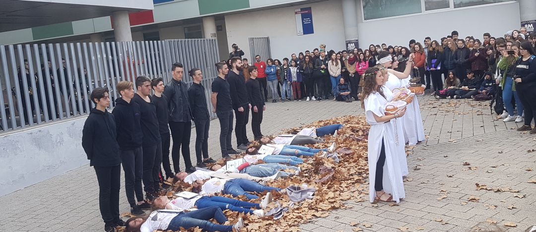 Imagen de la 'performance' de los alumnos de la Escuela de Arte Imagen de la 'performance' de los alumnos de la Escuela de Arte
