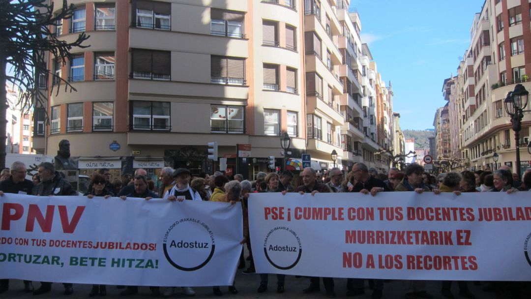 Más de 2.000 docentes jubilados reclaman al Gobierno Vasco el pago de sus indemnizaciones Más de 2.000 docentes jubilados reclaman al Gobierno Vasco el pago de sus indemnizaciones