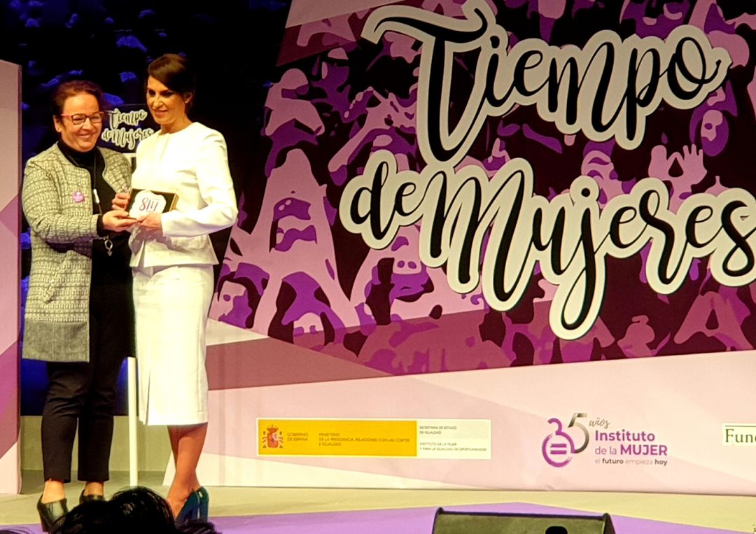 Adela Sáez Zafra recogre el galardón Adela Sáez Zafra recogre el galardón