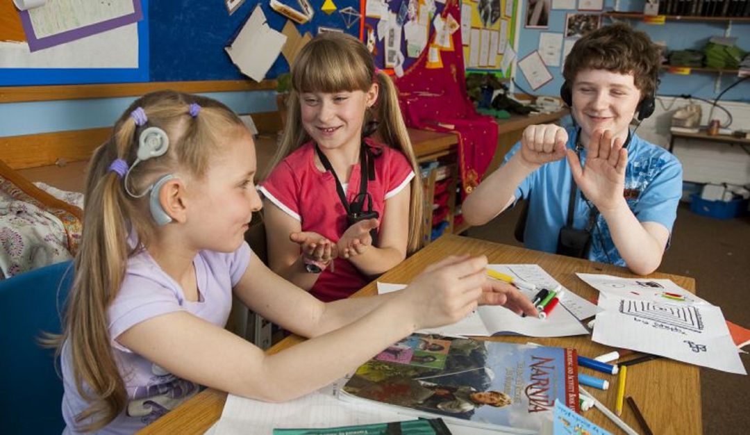 Los intérpretes para alumnos sordos de Madrid no cobran desde diciembre Los intérpretes para alumnos sordos de Madrid no cobran desde diciembre