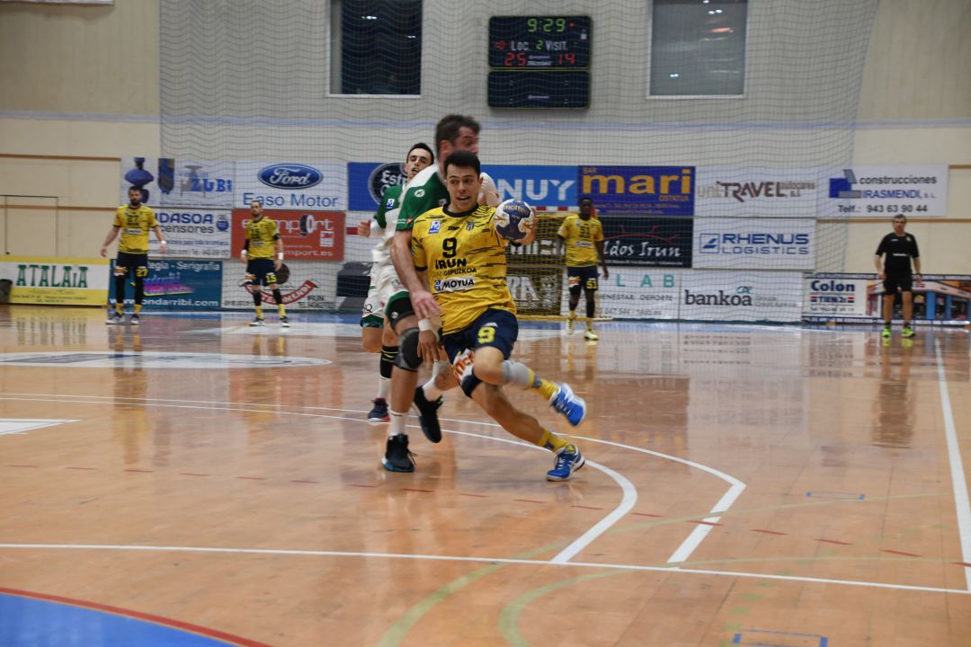 Mikel Zabala trata de culminar un contraataque Mikel Zabala trata de culminar un contraataque