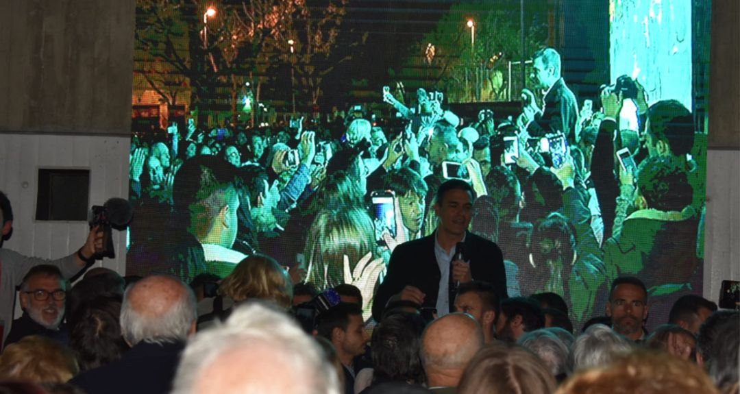 Improvisado acto de Pedro Sanchez a la salida del Conservatorio "Marcos Redondo" de Ciudad Real, donde le aguardaban cerca de mil personas que se han quedado fuera por falta de espacio en el interior. Improvisado acto de Pedro Sanchez a la salida del Conservatorio "Marcos Redondo" de Ciudad Real, donde le aguardaban cerca de mil personas que se han quedado fuera por falta de espacio en el interior.