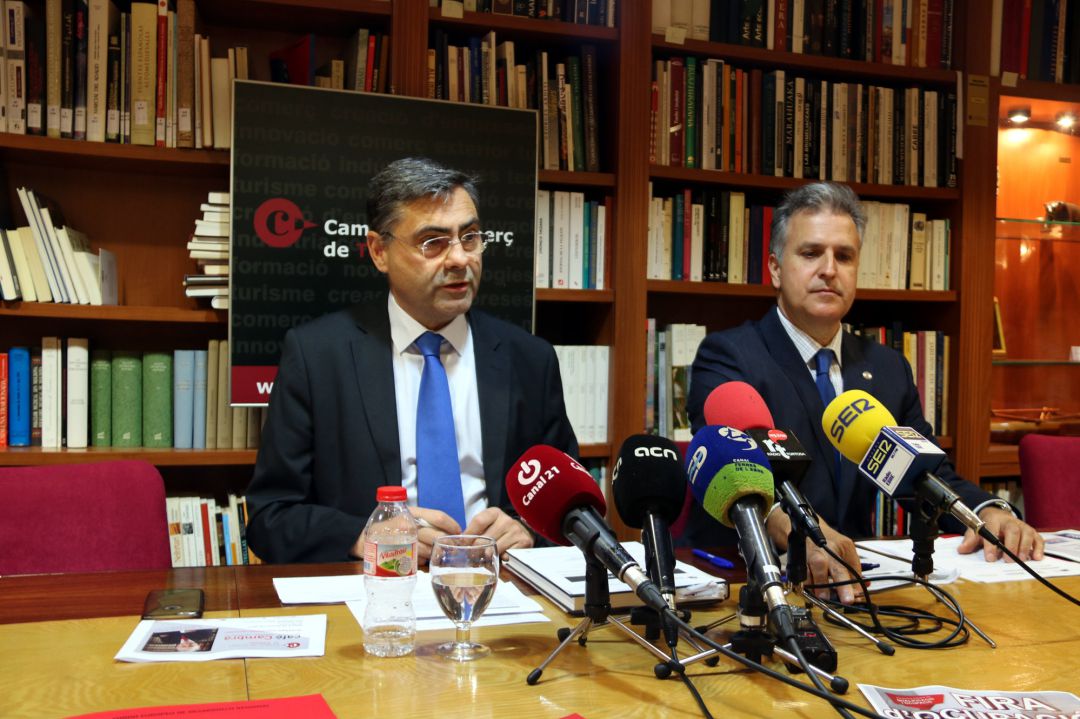 Pla mitjà del president de la Cambra de Comerç de Tortosa, José Maria Chavarria, i el gerent Francesc Miguell. Pla mitjà del president de la Cambra de Comerç de Tortosa, José Maria Chavarria, i el gerent Francesc Miguell.