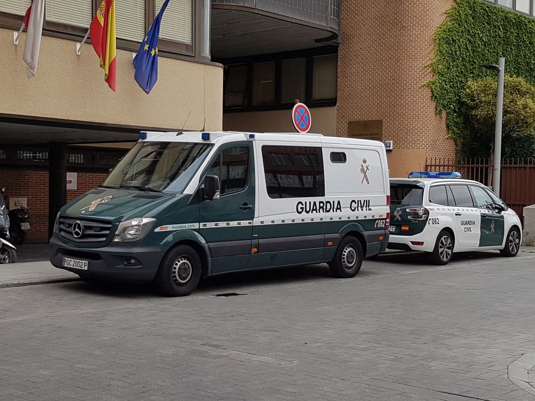 Vehículos Guardia Civil en los juzgados de Guadalajara Vehículos Guardia Civil en los juzgados de Guadalajara