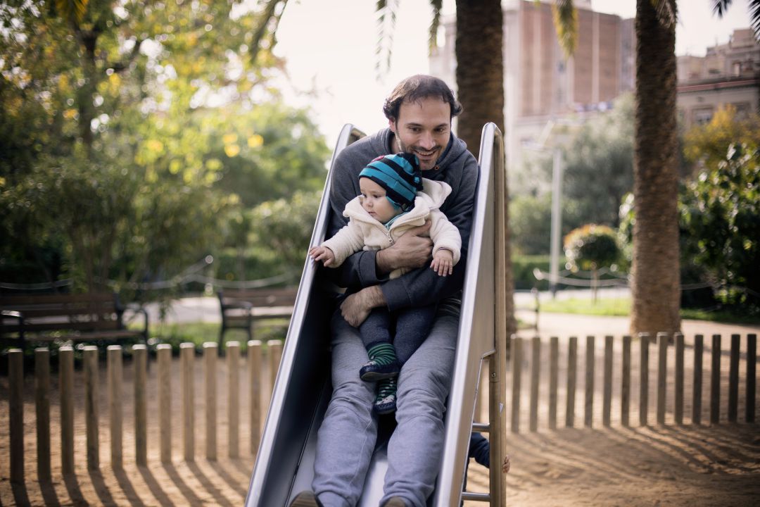 Los padres disfrutarán de tres semanas más de permiso de paternidad a partir de abril. Los padres disfrutarán de tres semanas más de permiso de paternidad a partir de abril.