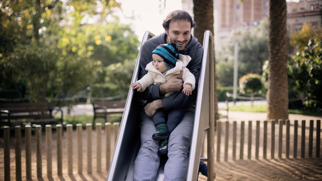 La ampliación del permiso de paternidad no entrará en vigor hasta abril