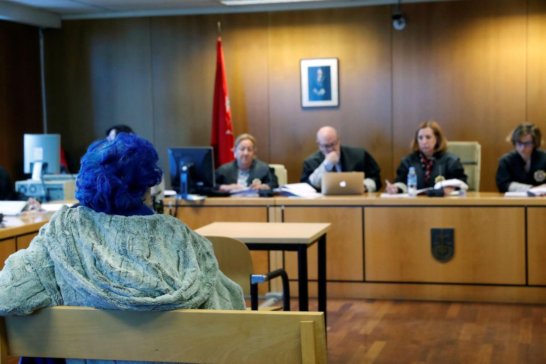 La actriz Lucía Bosé, acusada de apropiación indebida de un dibujo de Pablo Ruiz Picasso que pertenecía a una antigua empleada del hogar suya ya fallecida, al inicio del juicio celebrado este jueves por este hecho, por el que la Fiscalía pide que sea condenada a dos años de prisión. La actriz Lucía Bosé, acusada de apropiación indebida de un dibujo de Pablo Ruiz Picasso que pertenecía a una antigua empleada del hogar suya ya fallecida, al inicio del juicio celebrado este jueves por este hecho, por el que la Fiscalía pide que sea condenada a dos años de prisión.