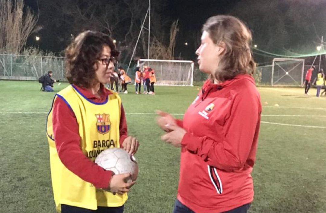 Batu, la refugiada pakistaní que sueña con ser entrenadora de fútbol Batu, la refugiada pakistaní que sueña con ser entrenadora de fútbol