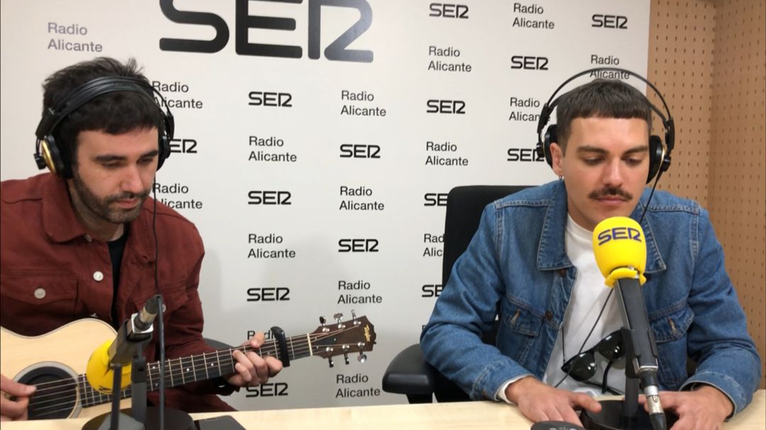 Miss Caffeina en los estudios de Radio Alicante SER. Miss Caffeina en los estudios de Radio Alicante SER.