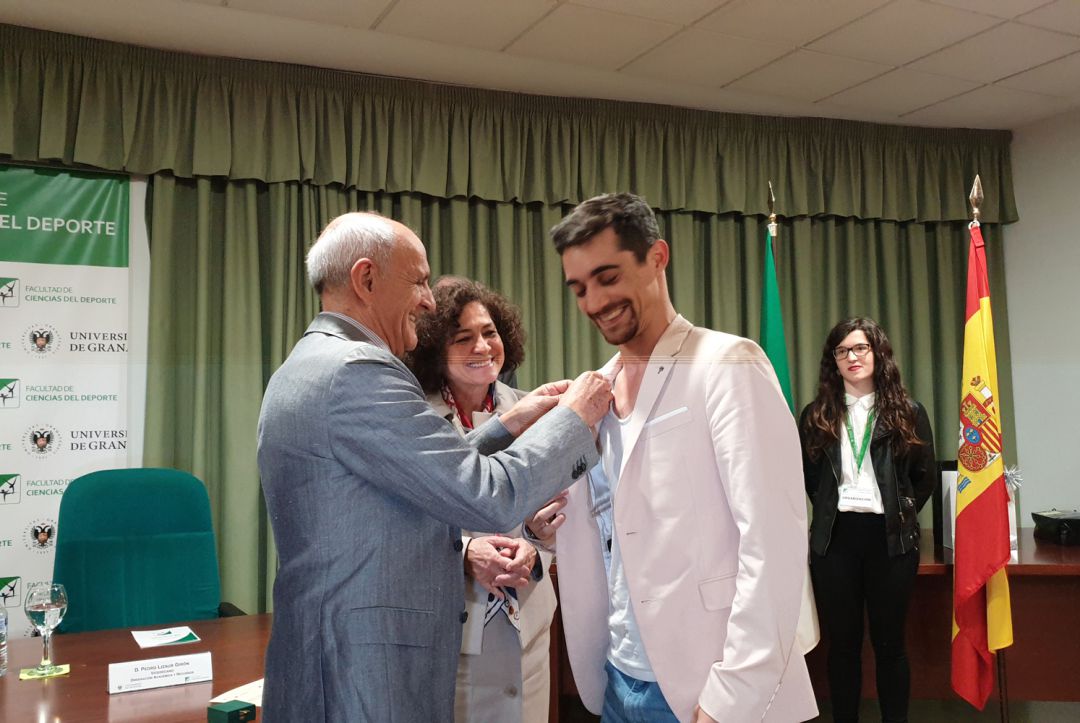 El patinador Javier Fernández recibe la insignia de oro de la Facultad del Deporte de la Universidad de Granada a manos del decano y ante la rectora El patinador Javier Fernández recibe la insignia de oro de la Facultad del Deporte de la Universidad de Granada a manos del decano y ante la rectora