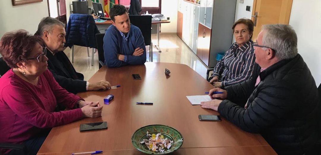 El alcalde de Huelma, Francisco Ruiz (centro), durante la reunión con responsables de la empresa. El alcalde de Huelma, Francisco Ruiz (centro), durante la reunión con responsables de la empresa.