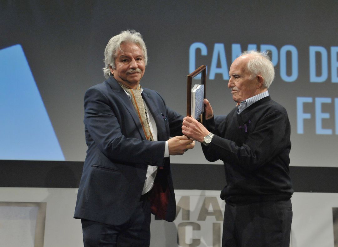 El escritor y crítico Fernando Herrero (derecha) recibió el Campo de Azur de manos de Emiliano Allende, director de la Semana de Cine El escritor y crítico Fernando Herrero (derecha) recibió el Campo de Azur de manos de Emiliano Allende, director de la Semana de Cine