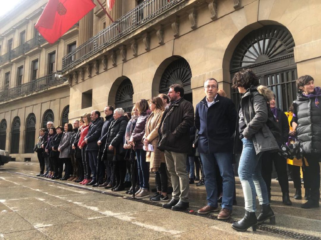 Representantes de los partidos políticos parlamentarios se han reunido frente al Gobierno de Navarra Representantes de los partidos políticos parlamentarios se han reunido frente al Gobierno de Navarra